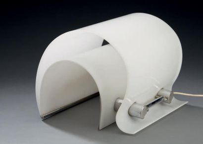 *Franco 
Lampe de table modèle "8105" en méthacrylate et métal chromé.
Circa 1969.
H.:...