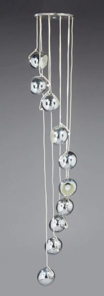 *Travail 1970 
Lustre cascade composé de dix globes en métal.
H.: 200 cm - D.: 35...