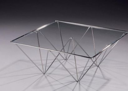 Paolo PIVA (né en 1950) 
Table basse à structure géométrique en métal chromé, plateau...