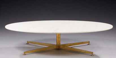 Michel KIN (XXe) & ARFLEX Editeur 
Table basse ovale à structure métallique dorée...