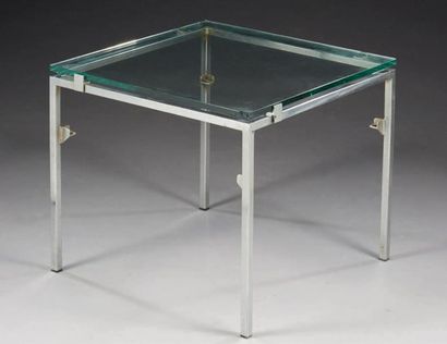 *Travail 1960 
Table basse à double plateau, structure en métal chromé.
H.: 53 cm...