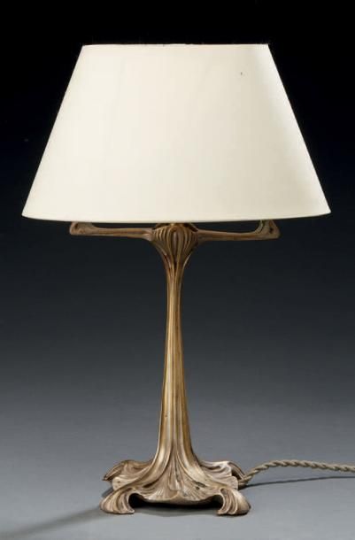 MAURICE DUFRESNE (1876-1955) 
Pied de lampe en bronze.
(manque le globe en verre).
H.:...