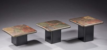 Paul KINGMA (né en 1931) 
Suite de trois tables basses à plateau en pierre polychrome...