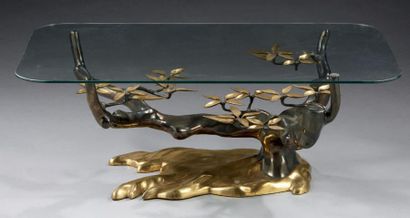 WILLY DARO (attribué à) 
Table basse en bronze partiellement patiné, plateau en verre.
H.:...