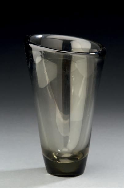 HOLMEGAARD 
Vase en verre de forme conique asymétrique.
H.: 17,5 cm