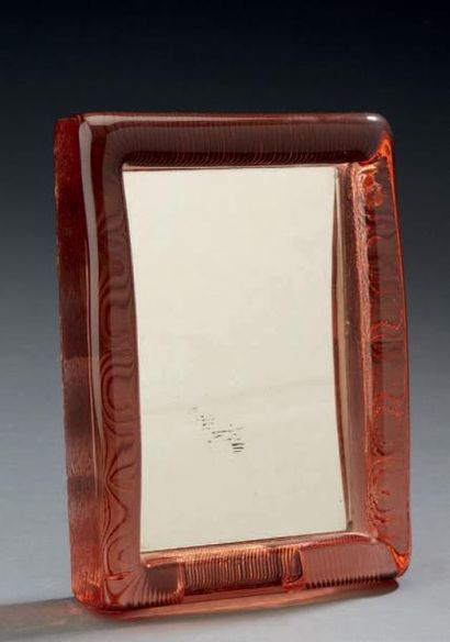 TRAVAIL 1950 
Petit miroir de toilette en verre rose.
Dim.: 18,5 x 14 cm