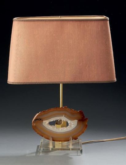 TRAVAIL 1970 
Lampe à poser composée d'une base en plexiglas, d'une structure en...