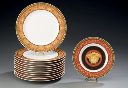 VERSACE 
Douze assiettes en porcelaine à motifs rouges et dorés, signées Versace...