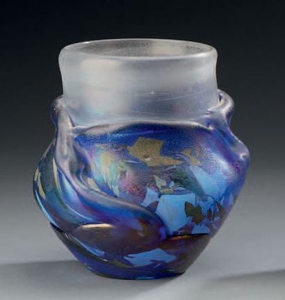 Jean-Claude NOVARO (1943-2015) 
Vase en verre à inclusion.
H.: 20 cm