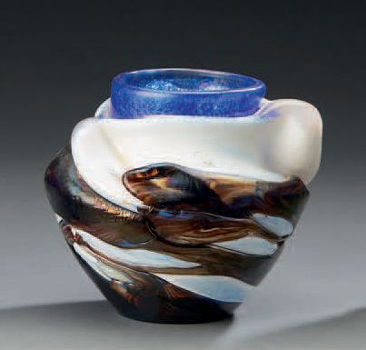 Jean-Claude NOVARO (1943-2015) 
Vase en verre à inclusion.
H.: 15 cm