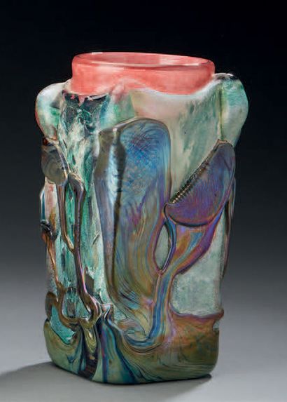 Jean-Claude NOVARO (1943-2015) 
Vase en verre à inclusion.
H.: 26,5 cm