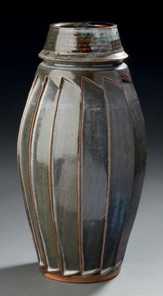 Gérard Quinchez (né en 1949) 
Grand vase ovoïde en grès émaillé noir à larges bandes...