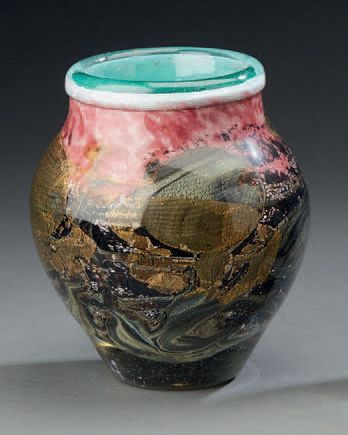 Jean-Claude NOVARO (1943-2015) 
Vase en verre à inclusion.
H.: 18 cm