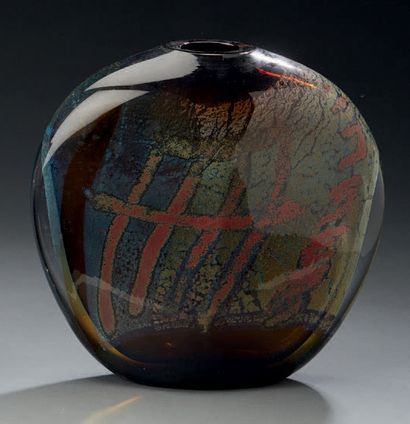 Nicolas MORIN (né en 1959) 
Vase en verre à inclusion.
H.: 24 cm
