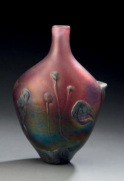 Jean-Claude NOVARO (1943-2015) 
Vase en verre à inclusion.
H.: 28,5 cm