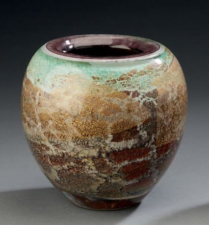 Jean-Claude NOVARO (1943-2015) 
Vase en verre à inclusion.
H.: 17 cm