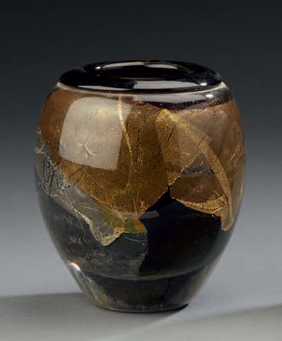 Jean-Claude NOVARO (1943-2015) 
Vase en verre à inclusion.
H.: 13 cm