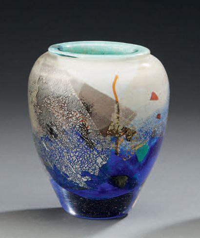 Jean-Claude NOVARO (1943-2015) 
Vase en verre à inclusion.
H.: 14 cm