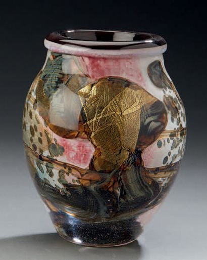 Jean-Claude NOVARO (1943-2015) 
Vase en verre à inclusion.
H.: 17,5 cm