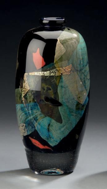 Jean-Claude NOVARO (1943-2015) 
Vase en verre à inclusion.
H.: 26 cm