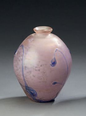 Jean-Claude NOVARO (1943-2015) 
Vase en verre à inclusion.
H.: 16 cm