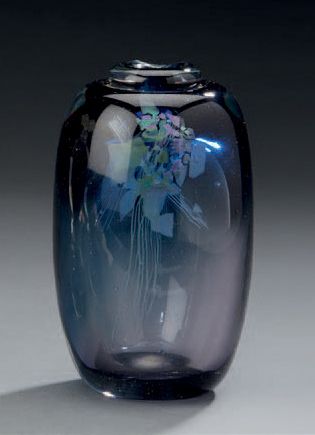 null Vase en verre à inclusion
H.: 14 cm (éclats)