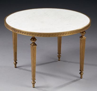 MAISON JANSEN (DANS LE GOÛT DE) 
Table basse néoclassique en bronze et marbre.
H.:...