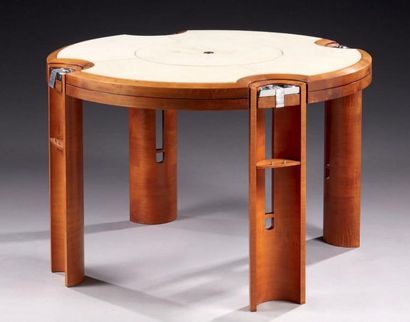 TRESSERA Editeur 
Table à jeux modèle "Joker", en bois, métal et cuir.
H.: 73 cm...