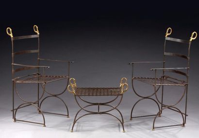 TRAVAIL 1970 
Paire de fauteuils et un ottoman curule en métal et bronze.
H.: 104...
