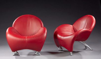 LEOLUX 
Paire de fauteuils en cuir rouge modèle "Papageno", pieds en aluminium.
H.:...