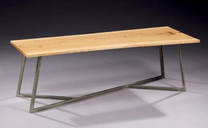 Florian LOUIS (né en 1992) & Wood and Line 
Table basse a piètement en acier brut,...