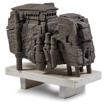 Jean AMADO (1922-1995) 
Capraia, 1977
Sculpture en basalte et béton.
Dim.: 59 x 82...