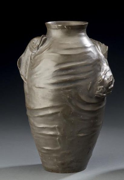 Ernest CARRIERE (1849 - 1906) 
Vase en bronze à décor de poissons et algues dans...