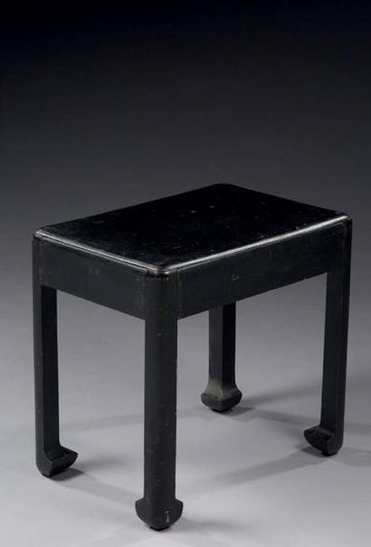 Atelier MARTINE 
Table d'appoint en bois noirci.
Circa 1930.
H.: 45 cm - L.: 48 cm...
