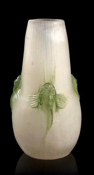 Francois Emile Décorchemont (1880-1971) 
Vase en pâte de verre à décor de dauphins...