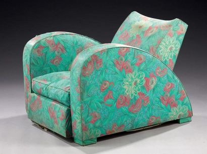 *Jacques DUMOND (1906-1988) 
Imposant fauteuil de repos à dossier carré et accoudoirs...