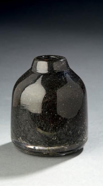 André THURET (1898-1965) 
Vase soliflore modelé à chaud à incrustations, marbré noir...