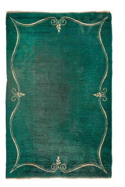 Ivan DA SILVA BRUHNS (1881-1980) 
Grand tapis rectangulaire en laine, à décor d'arabesques...