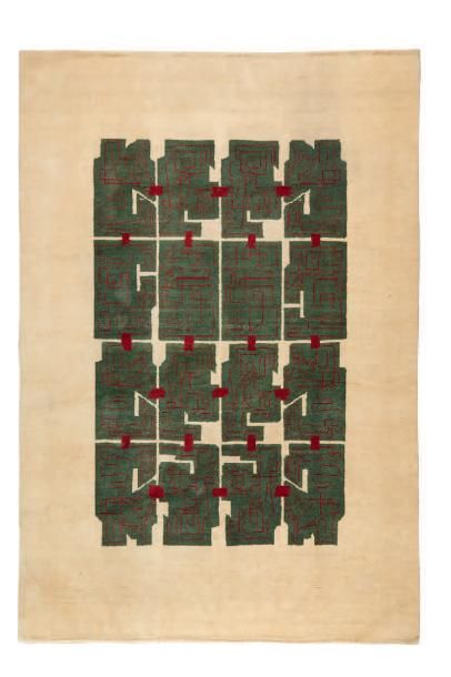 TRAVAIL 1930 
Grand tapis en laine, à décor de motifs géométriques formant composition...