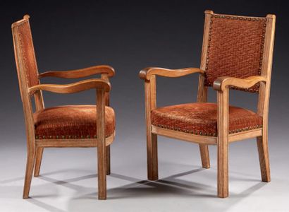 JACQUES ADNET (1900-1984) 
Imposante paire de fauteuils en chêne massif, garniture...