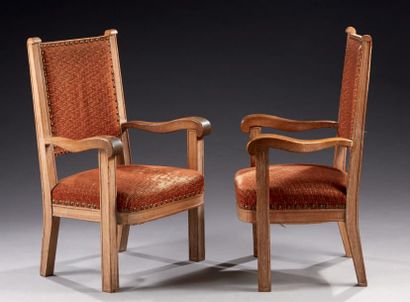 JACQUES ADNET (1900-1984) 
Imposante paire de fauteuils en chêne massif, garniture...