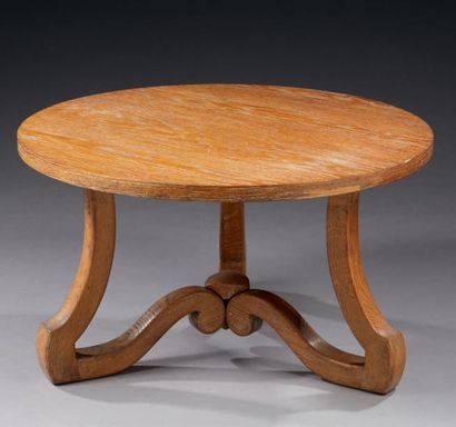 *Travail 1940 
Table basse circulaire en chêne, piètement à enroulement.
H.: 42 cm...