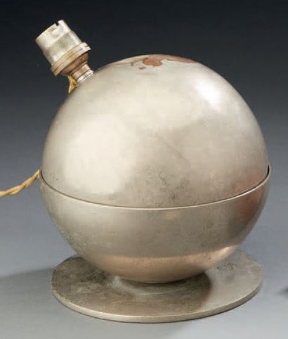 Boris LACROIX (1902-1984) 
Rare lampe moderniste sphérique en métal nickelé, signée,...