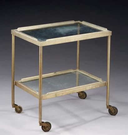 *Travail 1930 
Table roulante moderniste en bronze nickelé et verre.
H.: 64 cm -...