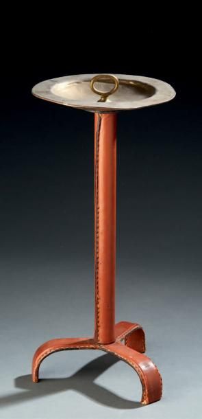 JACQUES ADNET (1900-1984) 
Vide-poche à structure en métal gainé de cuir fauve surpiqué,...