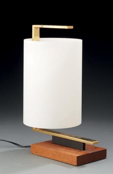 TRAVAIL 1950 
Lampe à poser à structure en laiton, diffuseur en verre opalescent,...