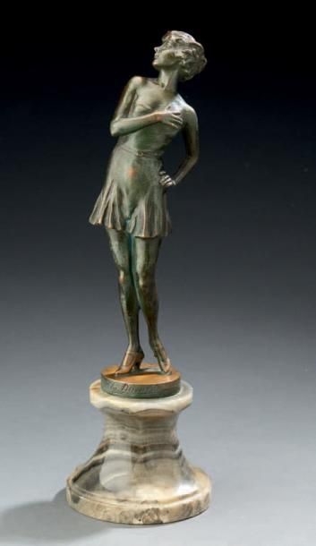 J-M. MICHEL Lilly Damita 
Bronze figurant une artiste sur socle en onyx.
H.: 37 ...