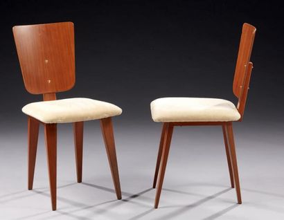André SORNAY (1902-2000) 
Paire de chaises à structure en acajou, assise en tissu.
Circa...