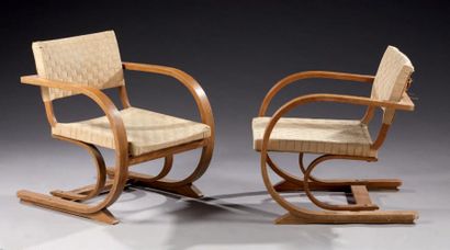 TRAVAIL 1950 
Paire de fauteuils en bois thermoformé, assise et dossier garnis de...