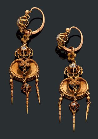 null Paire de pendants d'oreilles en or jaune 18K (750) à décor de rosaces ajourées...